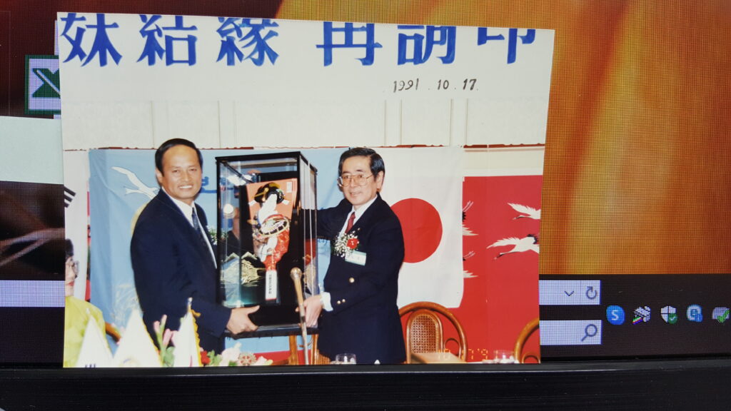 4.石塚年度　1991年10月17日姉妹クラブ南安養RCとの再調印式で日本人形を贈呈